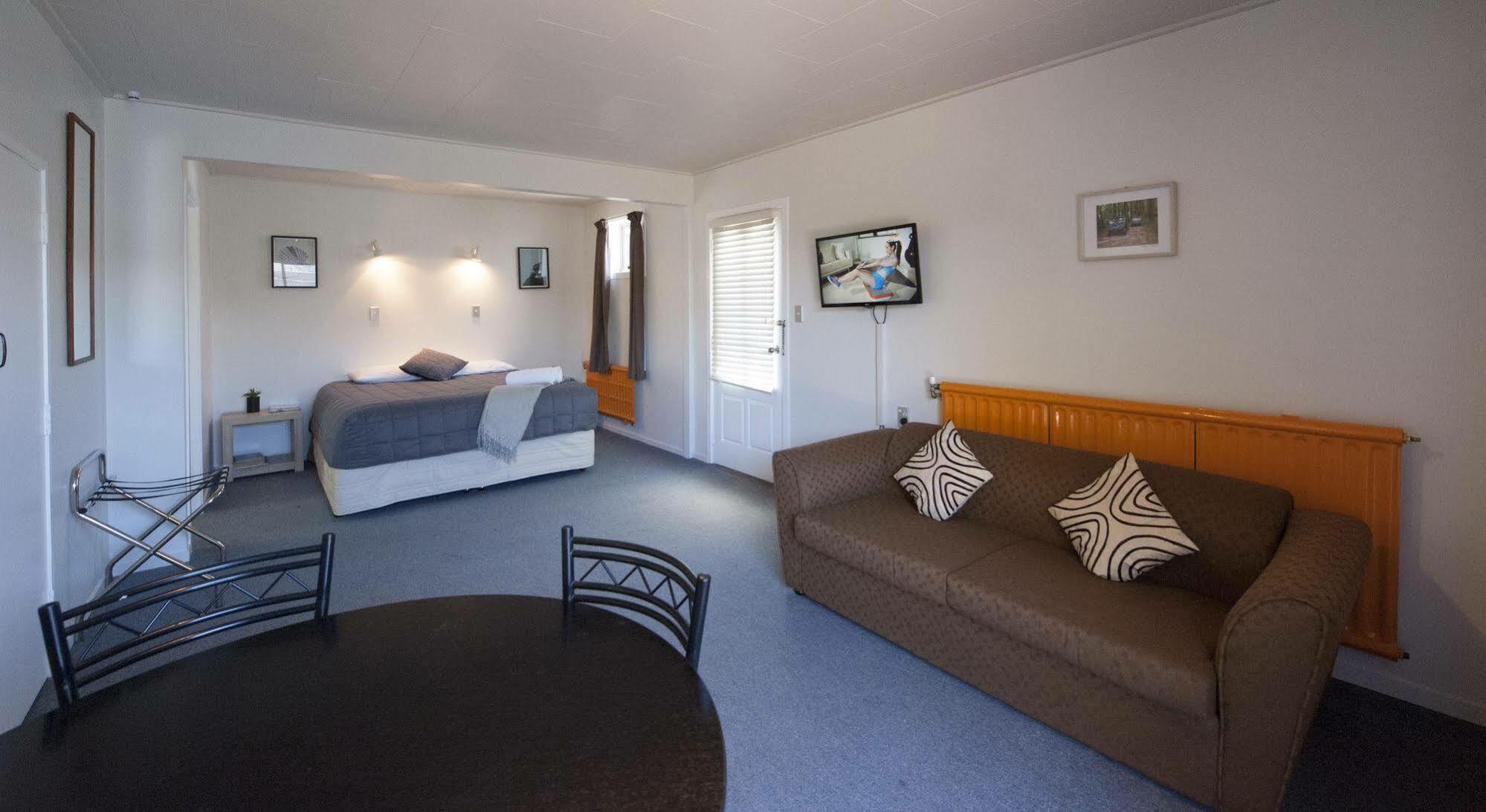 Aura Motel 4*